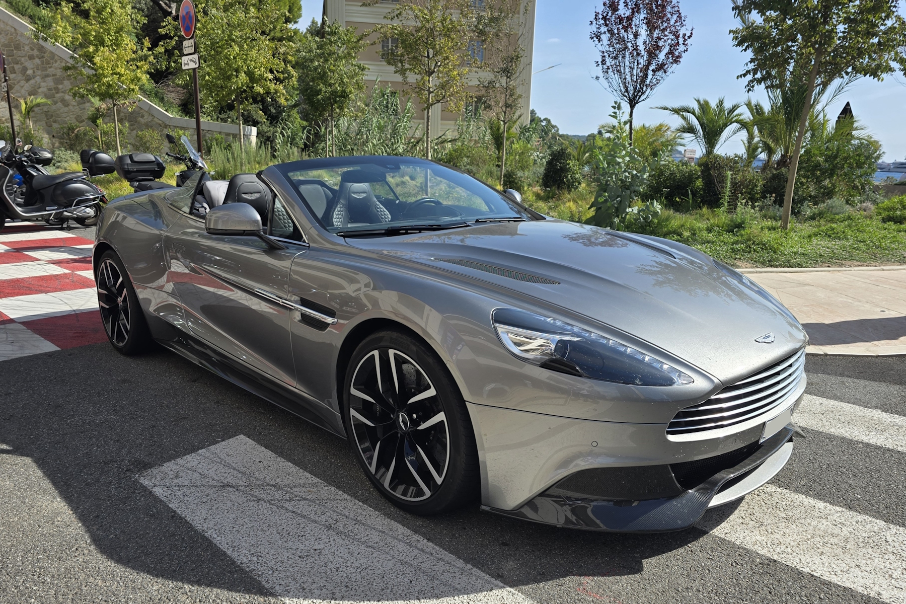 Aston Martin Vanquish (1)