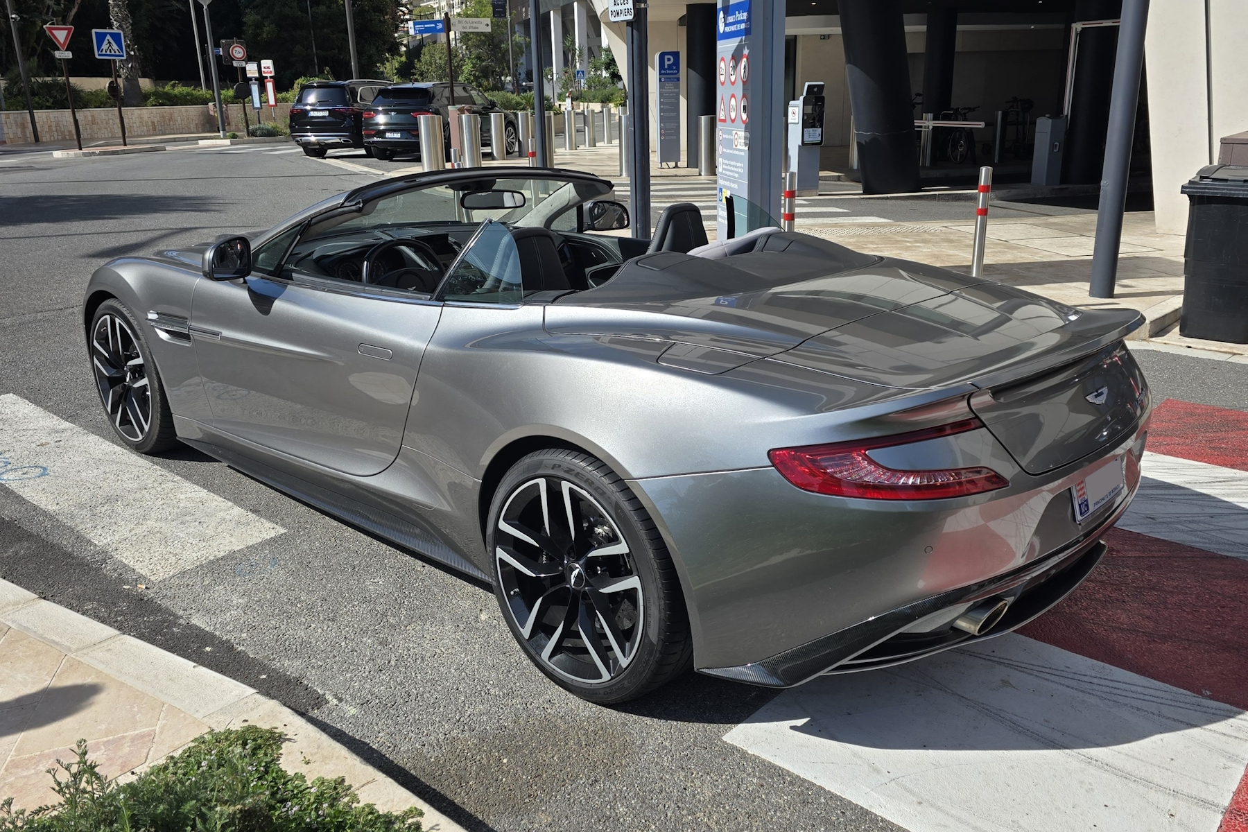 Aston Martin Vanquish (2)